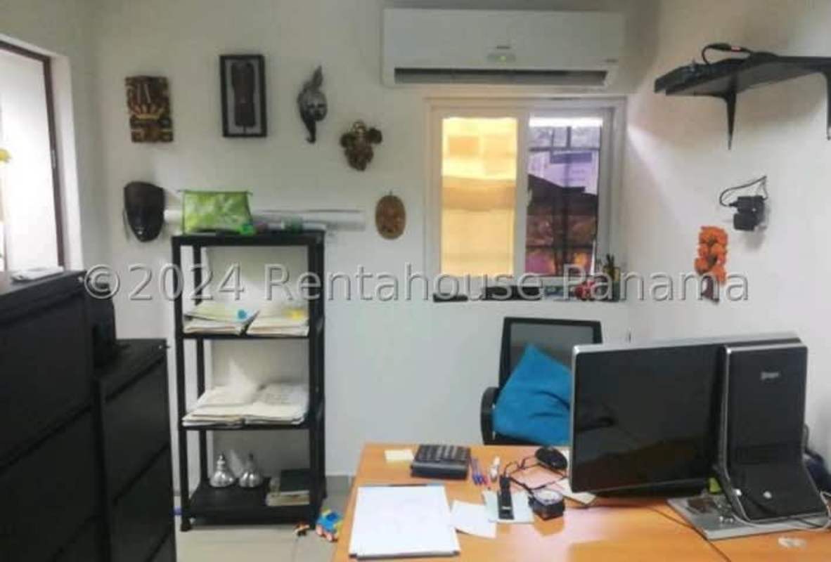 Interior offices with AC and natural light in commercial warehouse Juan Díaz Panama