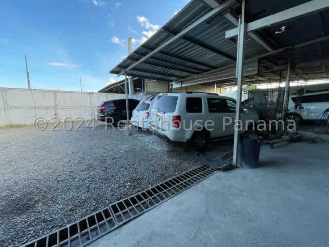 Covered vehicle parking with metal roof inside industrial property in Juan Díaz
