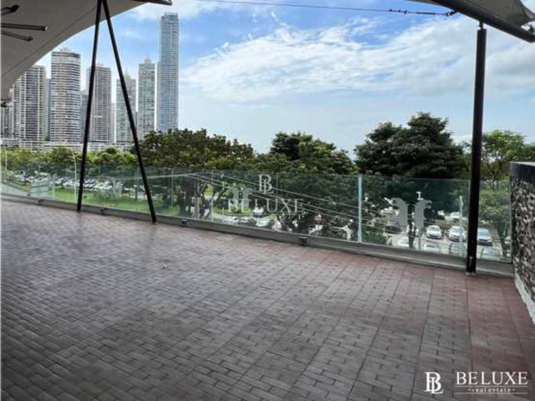 Expansive open terrace with glass railing, city skyline and waterfront panorama at PH BICSA Tower Panama
