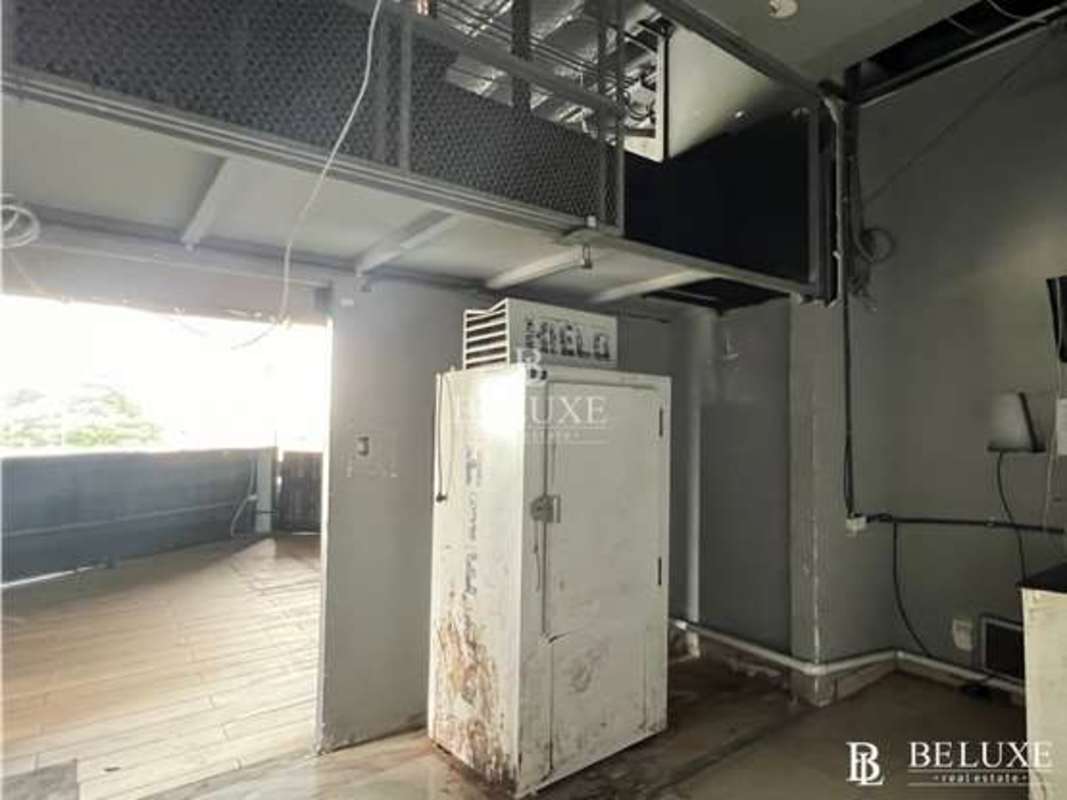 Lobby with marble counter, blue aquatic mural and glass doors in PH BICSA commercial space Panama