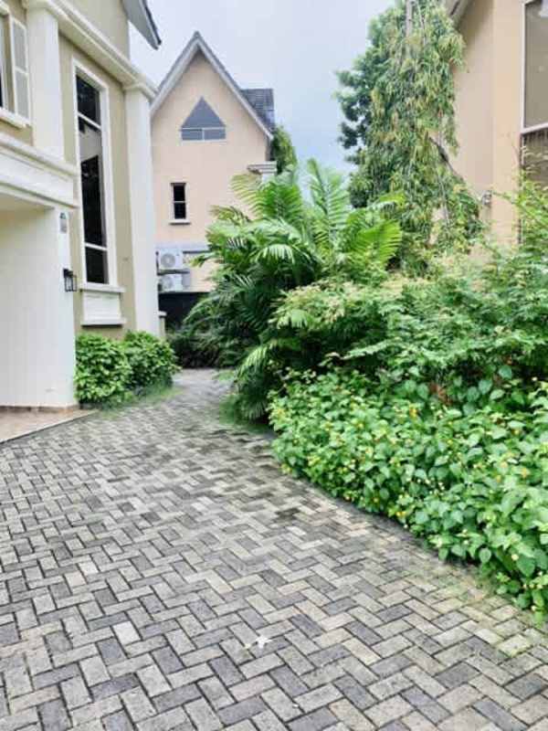 Renovated kitchen with appliances and cabinetry in Embassy Garden Clayton house