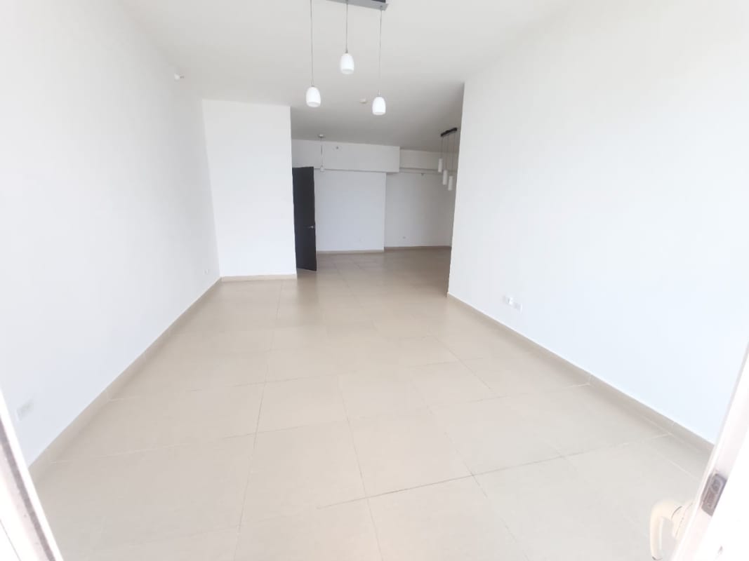 Large master bedroom with ocean view, en suite bath, AC in PH Costamare Costa del Este