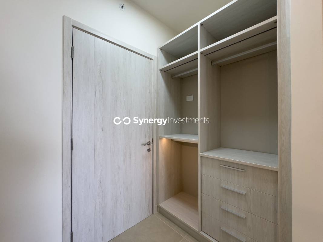 Master bedroom with large window, balcony access, walk-in closet, overlooking golf course in Santa María Panama