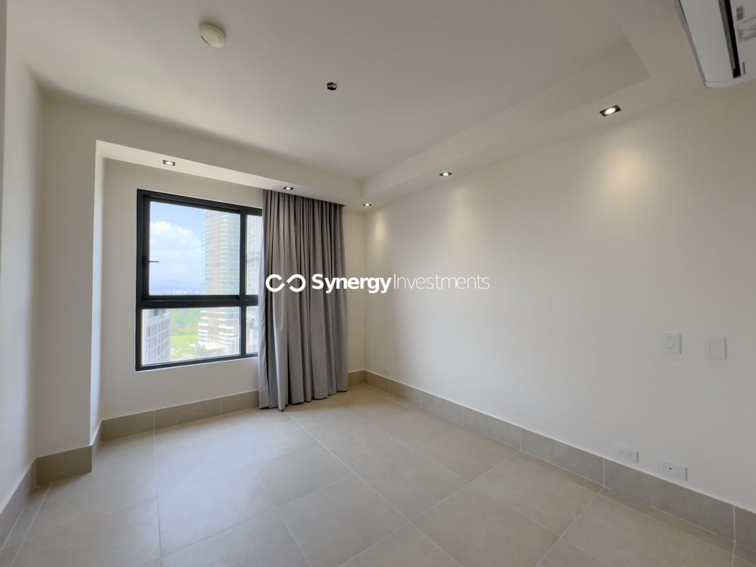 Spacious master bedroom with city and golf views in PH Maryland Santa Maria Panama City