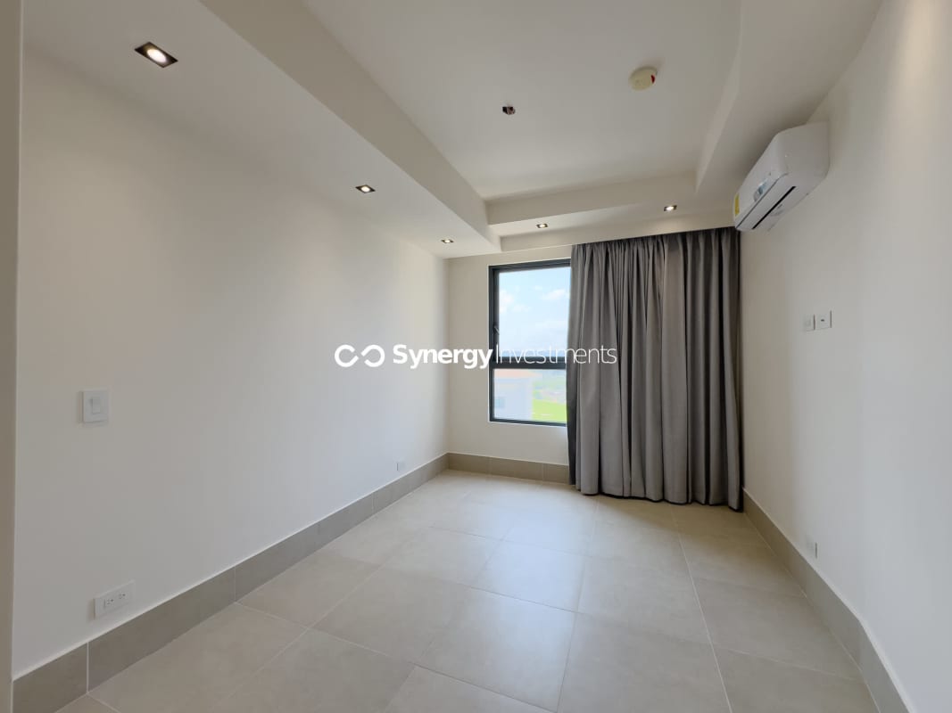 Second bedroom with large windows built-in wardrobe PH Maryland Santa Maria Panama