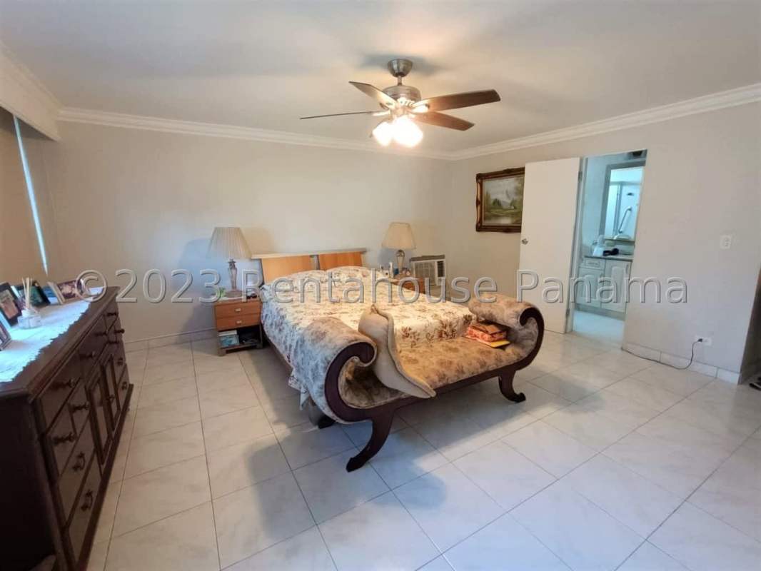 Modern bathroom with marble countertop, large mirror and glass shower in PH Fiesta Obarrio Panama
