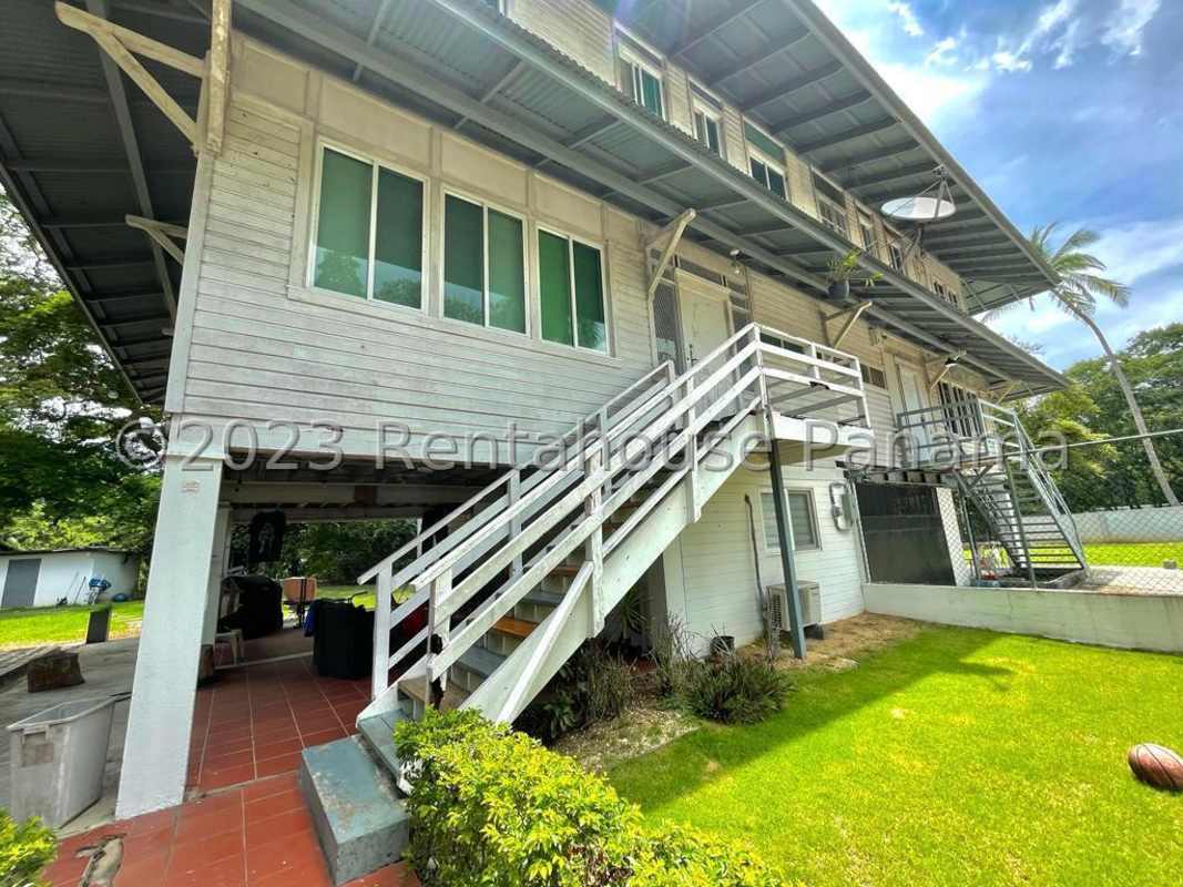 Three-level colonial house with balcony patio and garden Balboa Panama