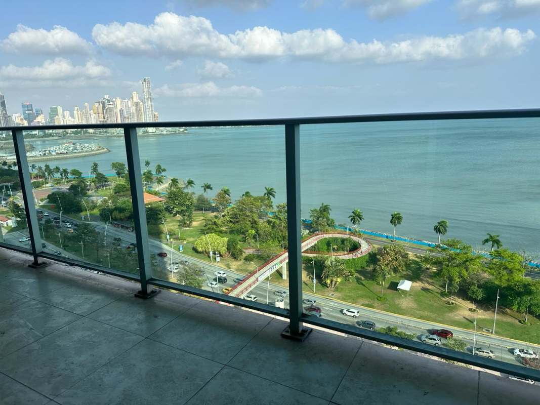 Contemporary kitchen with island, marble countertops, stainless appliances in PH BICSA Panama