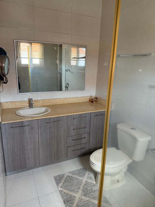 Children's bedroom with twin beds and wall decals in Quintas de Versalles Costa Sur