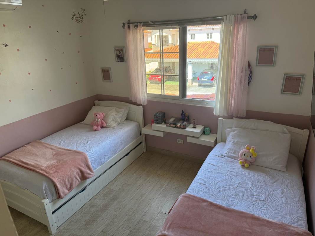 Modern kitchen with granite countertops, lime green wall Quintas de Versalles Panama