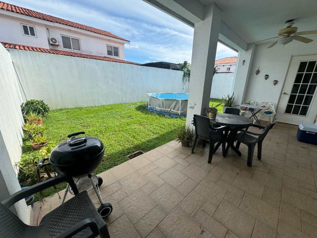 Spacious Corner 4BR House Quintas de Versalles Costa Sur