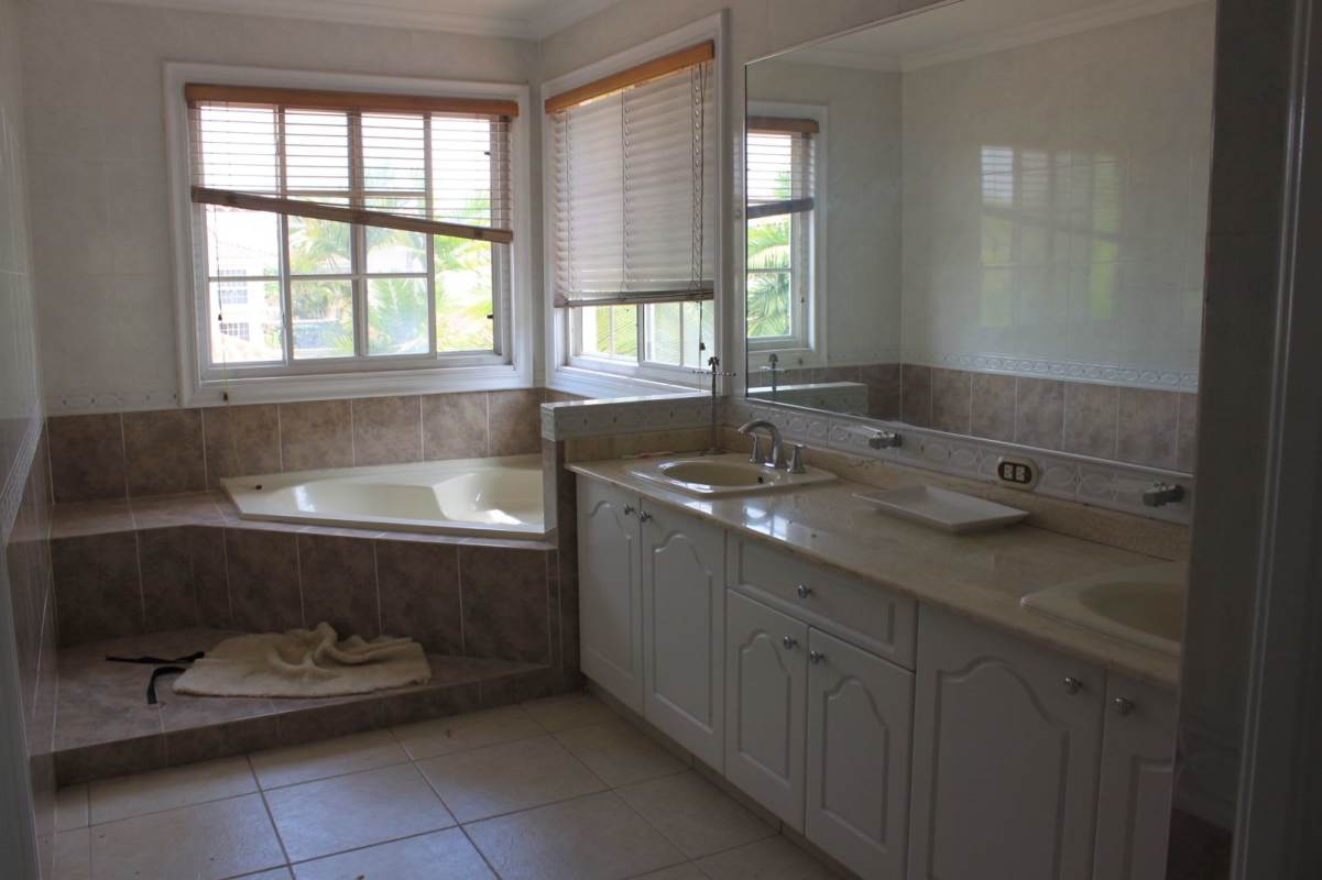 Bathroom with corner tub, double vanity, large mirror, tile finishes Costa Azul Costa del Este