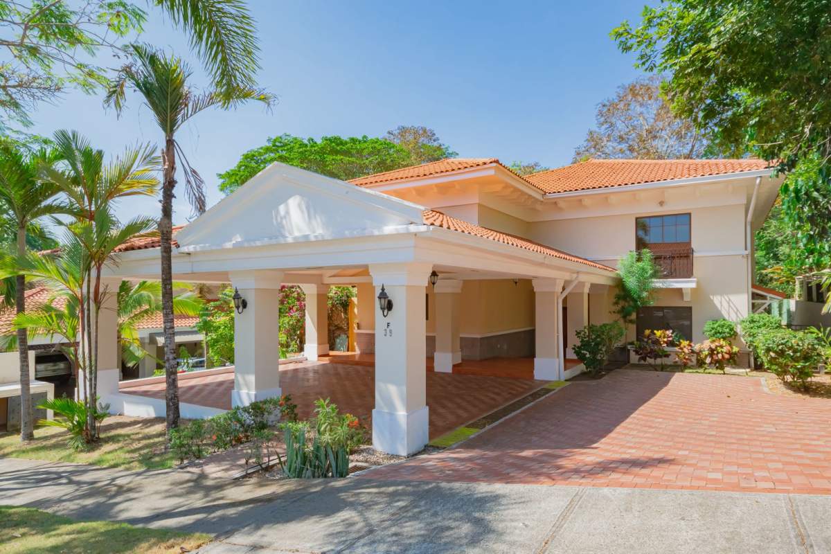 Covered terrace and landscaped tropical garden in PH Camino de Cruces