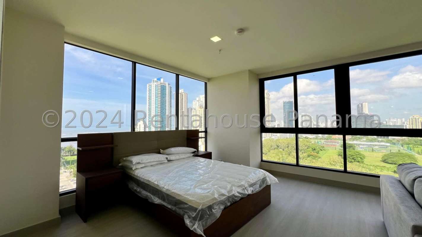 Infinity rooftop pool with skyline views PH Arcadia del Este in Panama City