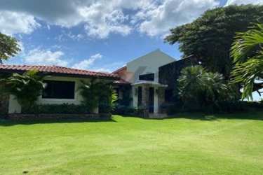 Infinity pool and jacuzzi with Pacific Ocean backdrop Costa Esmeralda villa Panama