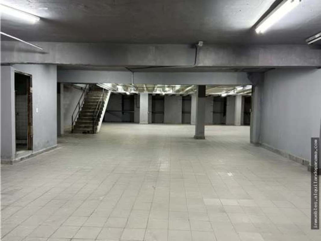 Basement or storage space with tiled floors and structural columns in Calidonia Panama warehouse