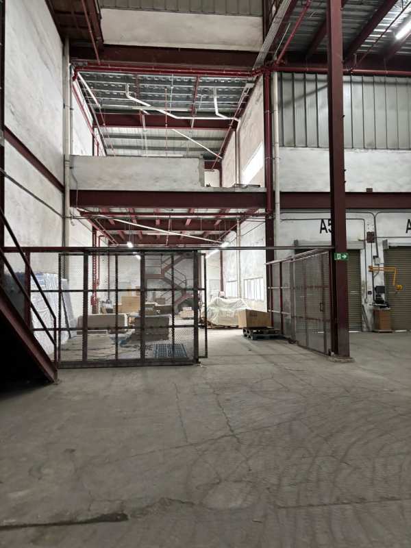 Large workshop warehouse interior with industrial carpet for rent in Las Cumbres Milla 9 Panama