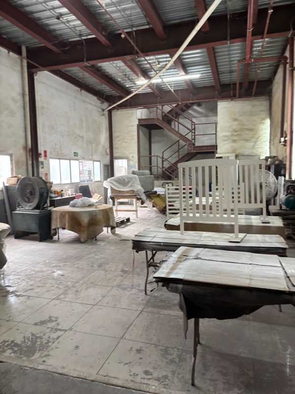 Loading dock with container patio access industrial warehouse rental in Panama City Las Cumbres