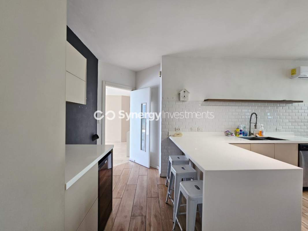 Double-height luxury lobby with modern decor in PH Ocean View Punta Pacífica Panama