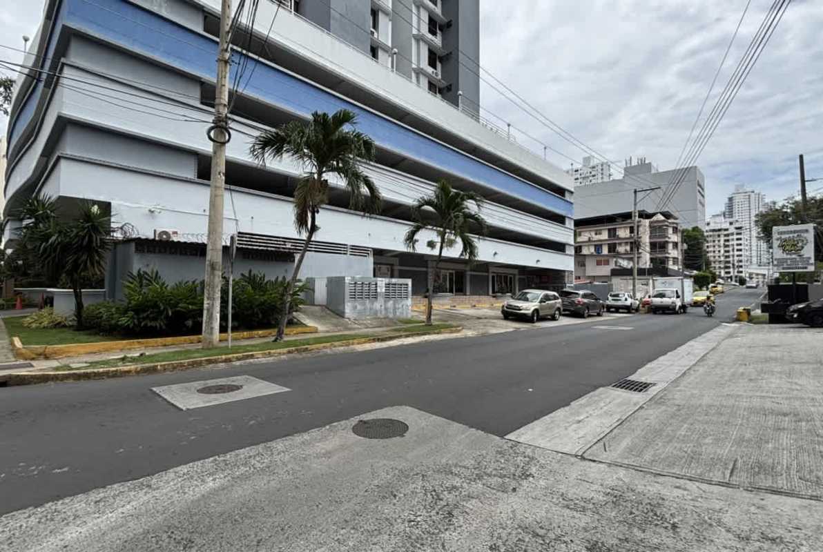PH Plaza Real multi-story commercial building with garage parking and street access Panama