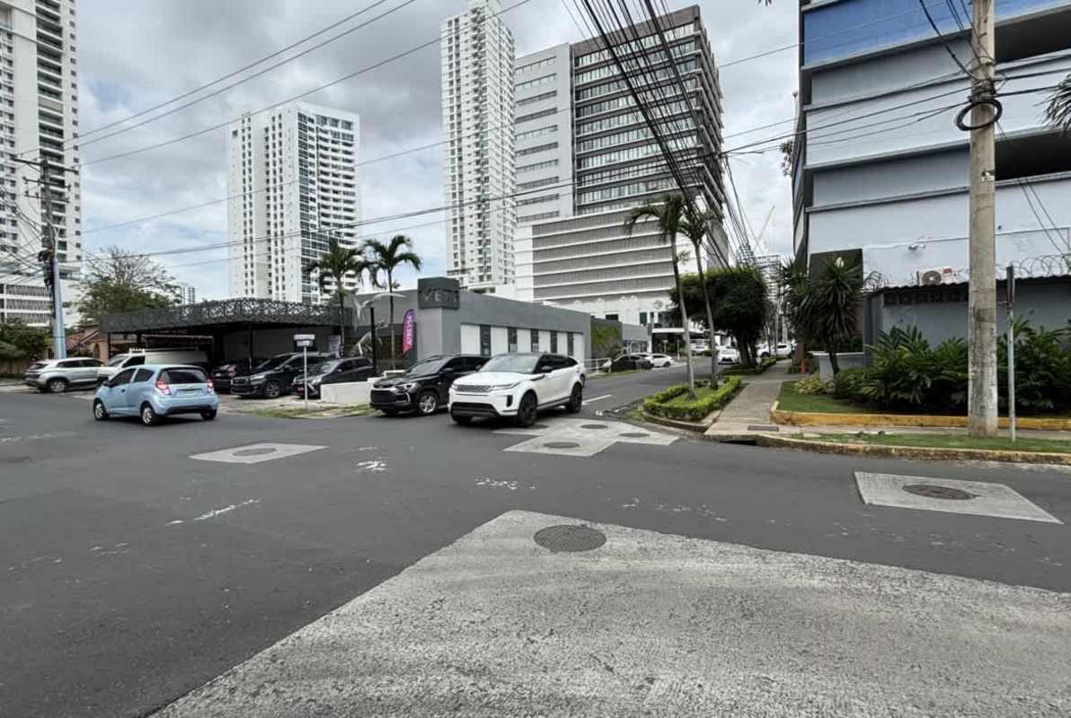 Commercial units in PH Plaza Real near Calle 50 San Francisco Panama with parking