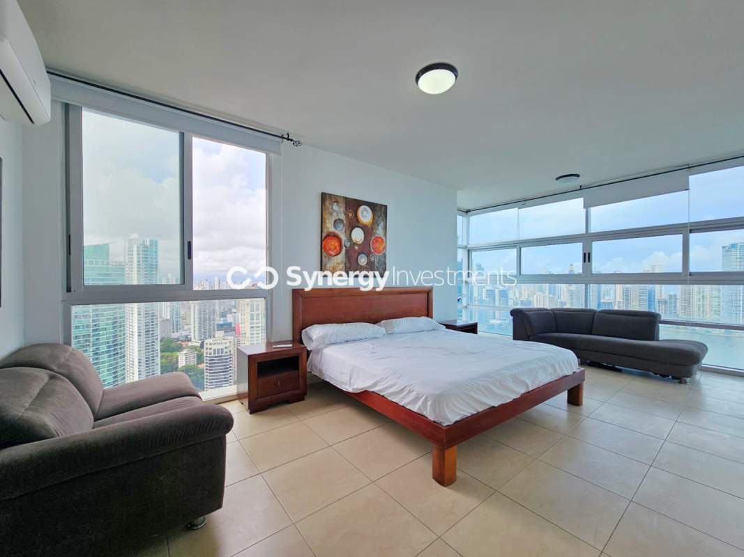 Secondary bedroom with closet, ensuite bathroom, AC, city skyline view in PH BICSA Avenida Balboa Panama