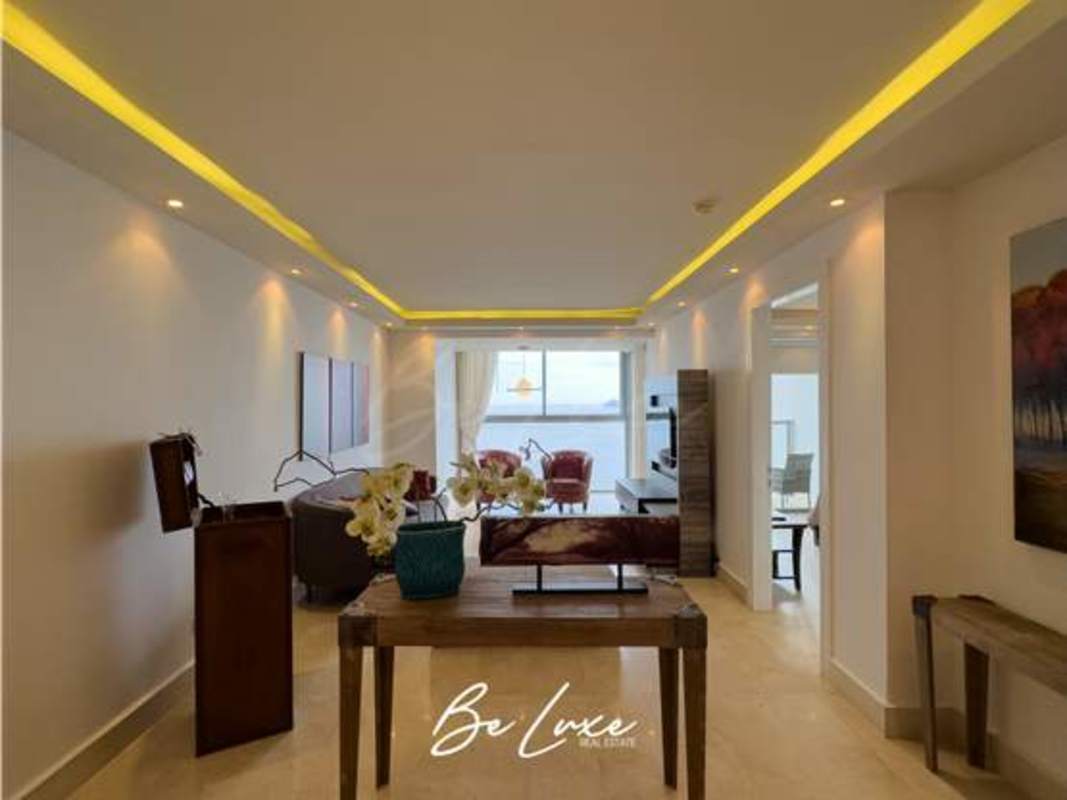 Luxury dining area with ocean view in PH Yoo Panama Avenida Balboa, marble floors, modern furniture