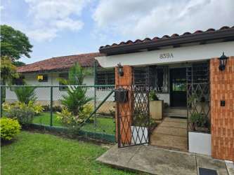 Large master bedroom with balcony access at Residential Howard Veracruz Panama