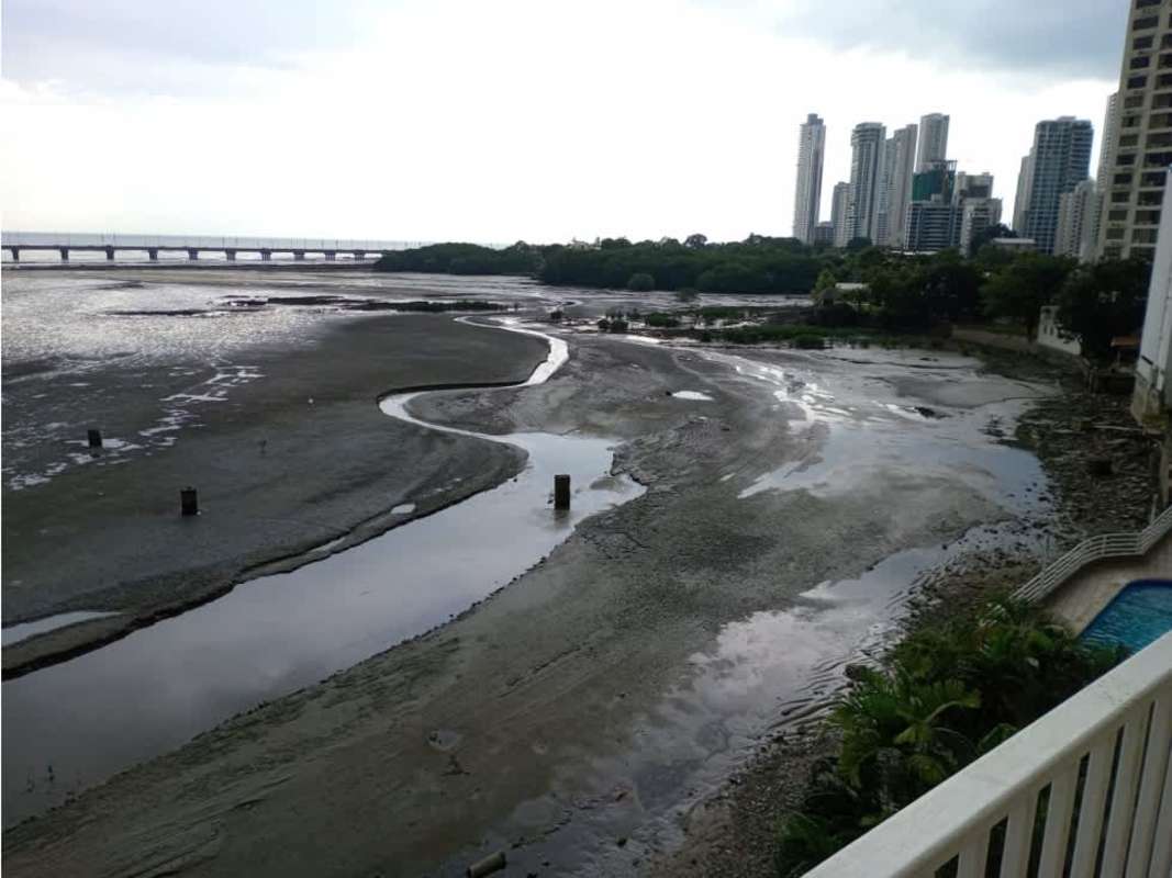 Infinity pool with ocean view and kids’ play area at PH Baleares Coco del Mar Panama