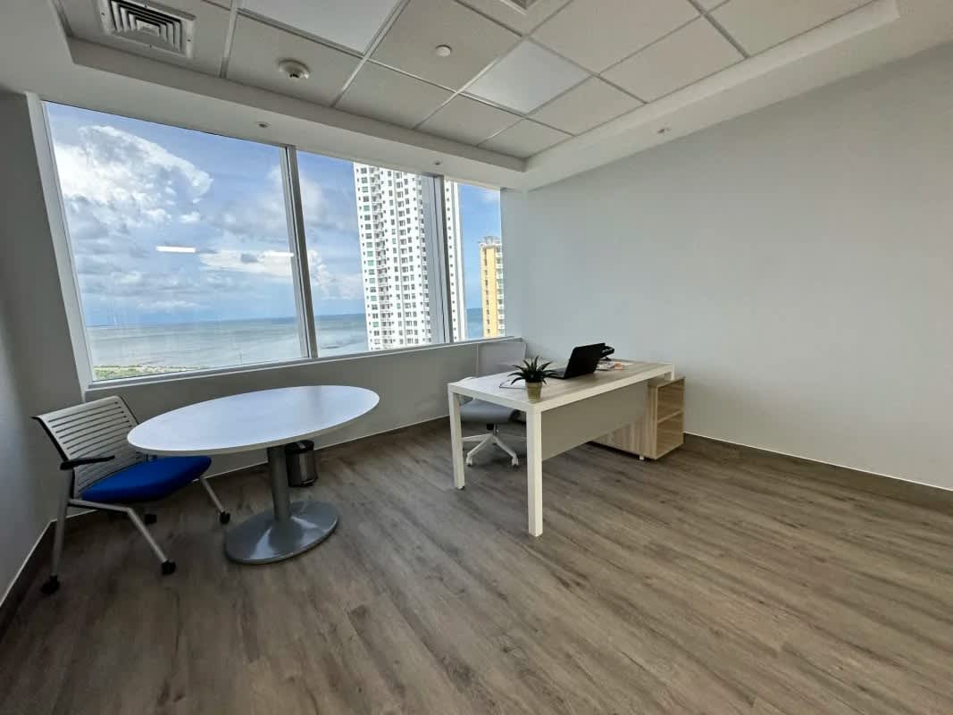 Spacious executive corner private office with floor-to-ceiling glass and Pacific Ocean view at Torre Las Américas