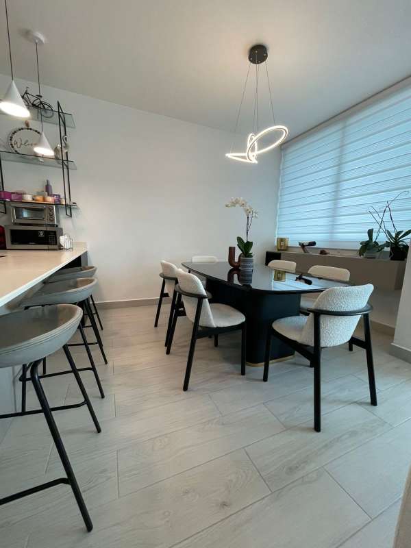 Bright living room with floor-to-ceiling windows panoramic city view PH Urbana Panama