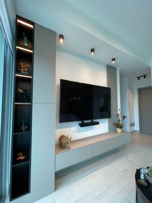 Living room floor-to-ceiling glass doors to balcony skyline view PH Urbana Panama