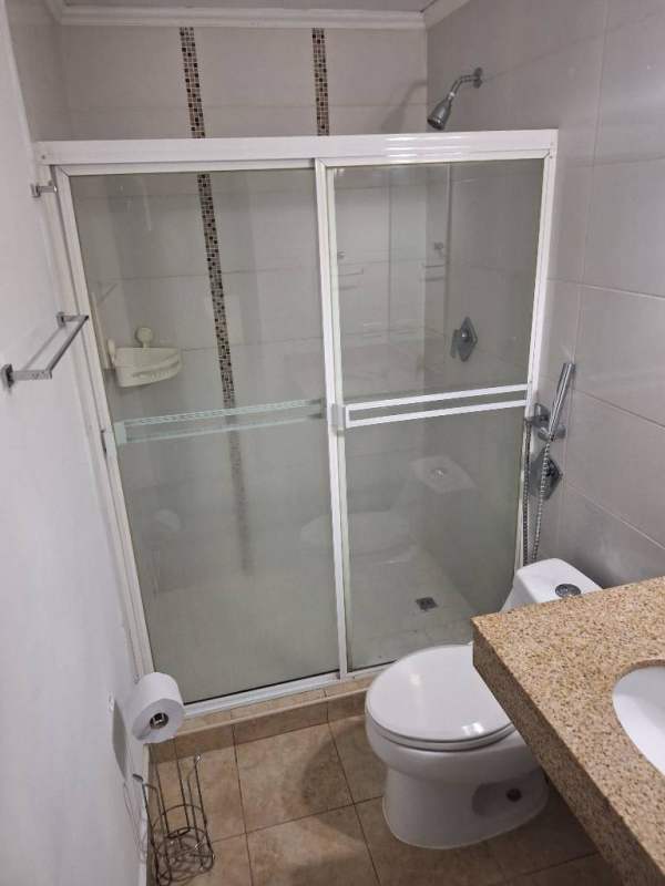 Dining room with wood table, six chairs, window blinds, chandelier in PH Cosmopolitan Tower Panama