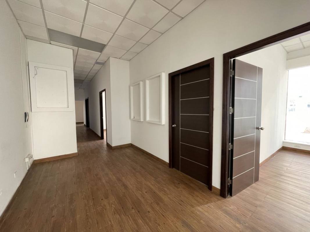 Wide office hallway with wooden floors and modern finishes in PH Aquarius Bella Vista