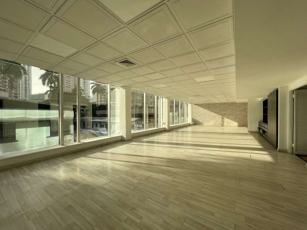 Large open commercial interior with floor-to-ceiling windows in PH Aquarius Panama
