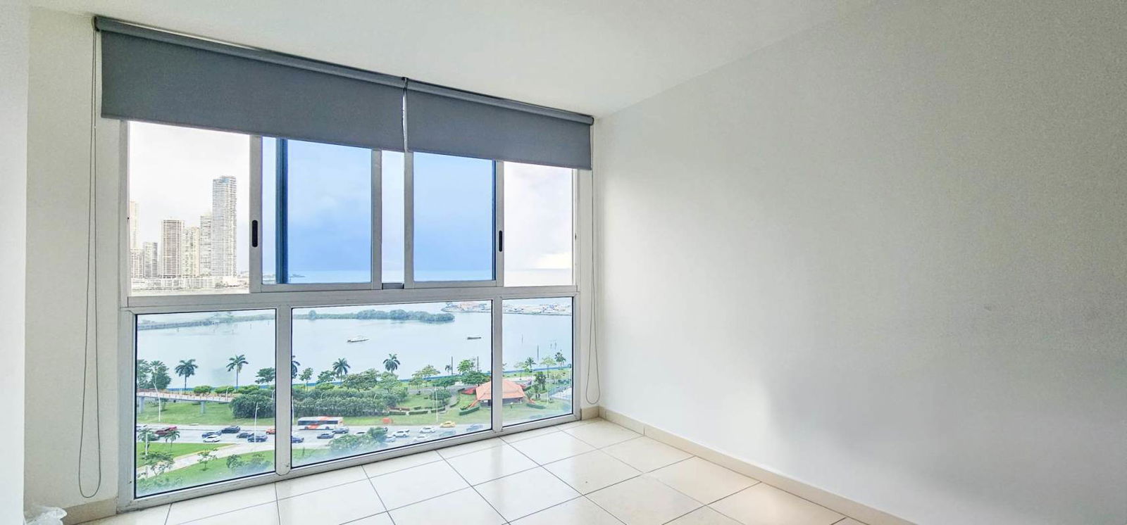 Den or small office inside furnished apartment PH White Tower Panama
