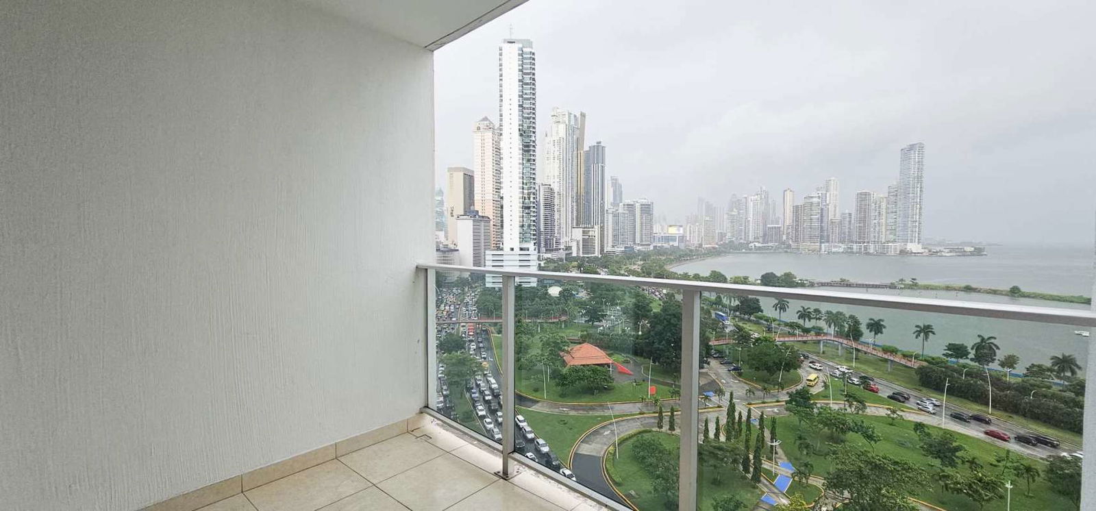 Infinity edge pool with sunbeds overlooking city PH White Tower Panama