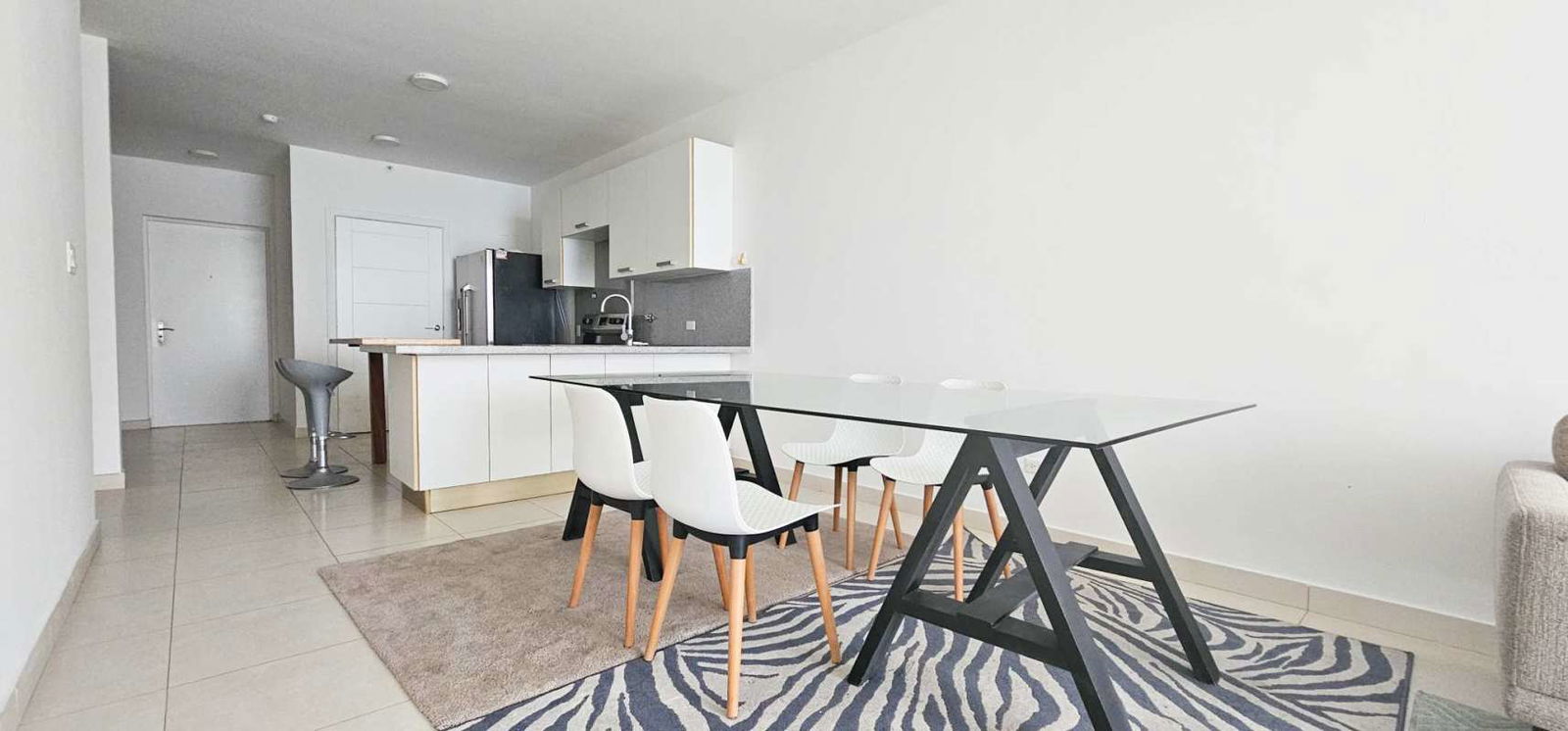 Modern elegant lobby with concierge desk PH White Tower Panama