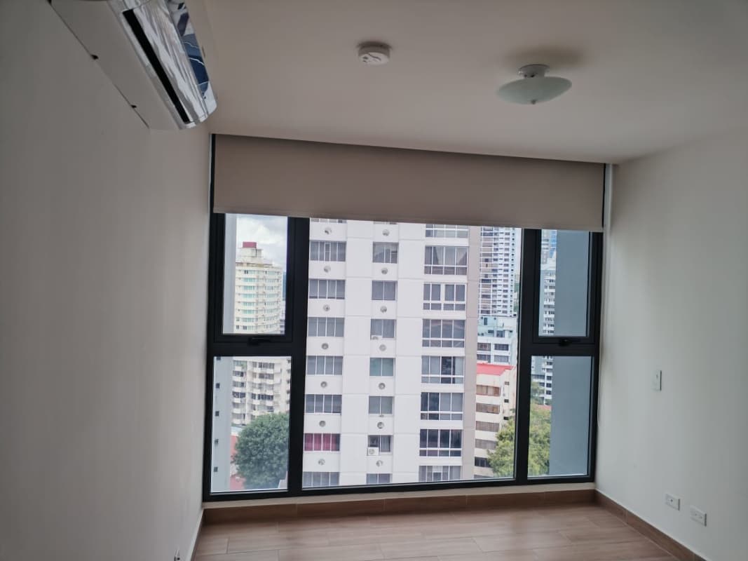 Second bedroom with closet, AC and wooden tile floor in PH Sky Swiss near Via Argentina Panama