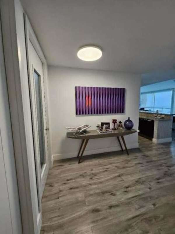 Elegant entry hallway with console table art modern design PH Pacific Point Panama