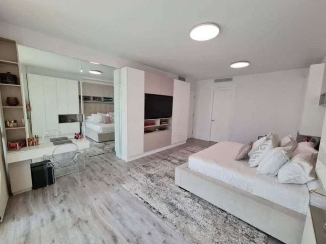 Minimalist bedroom built-ins mirrored wall natural light PH Pacific Point Panama