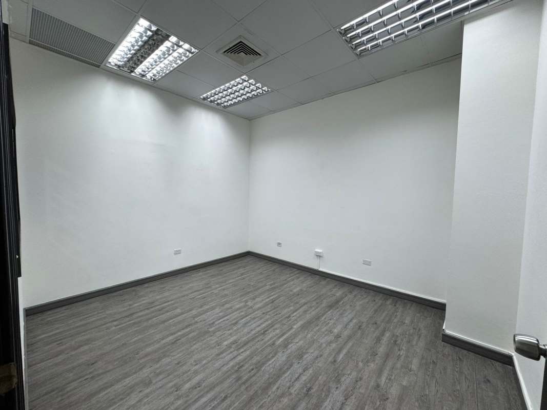 Large office room with windows overlooking Panama skyline, modern finishes and drop ceiling in PH BICSA