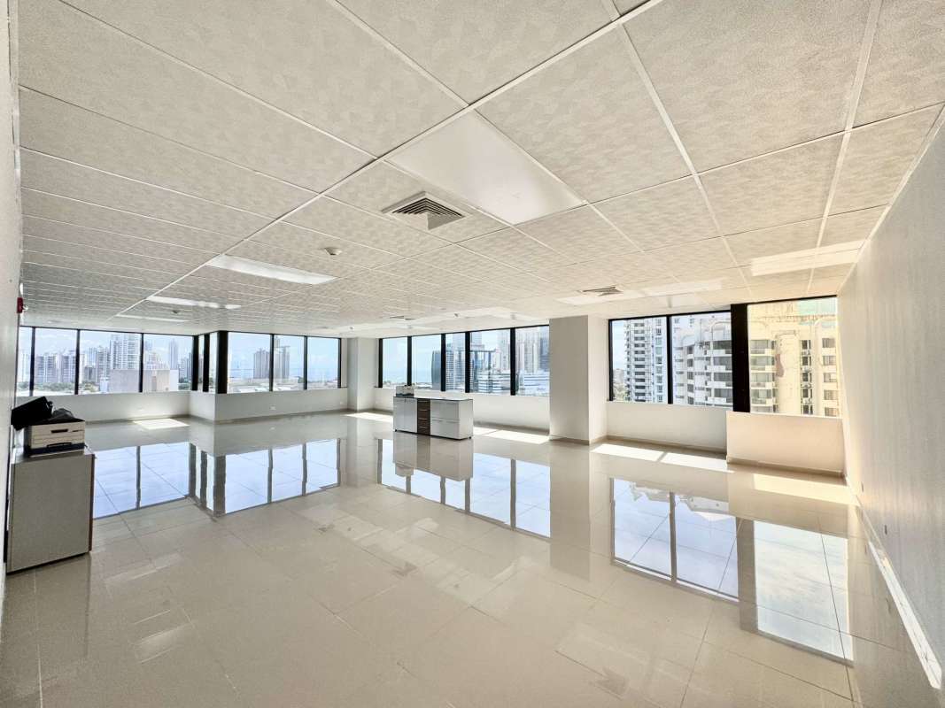 Spacious modern office with open layout, tiled floors and natural light in PH BICSA Tower Punta Pacifica