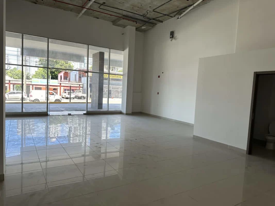 Commercial retail unit with glass frontage on busy avenue Parque Lefevre Panama