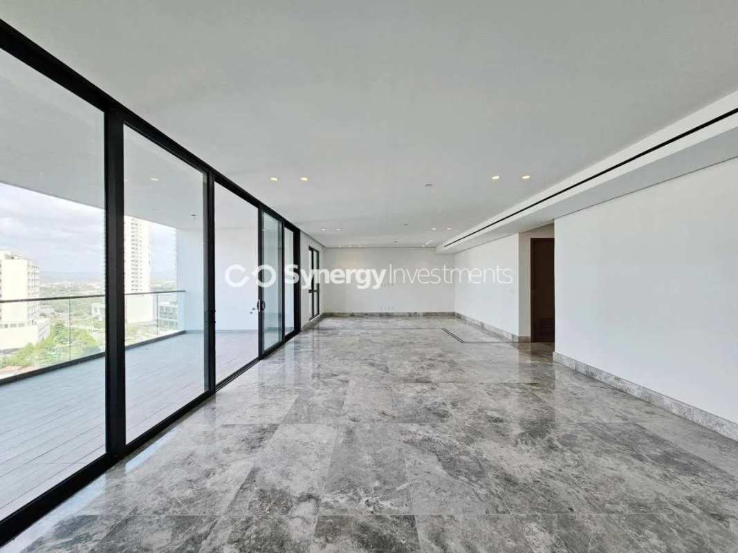 Large master bedroom with marble flooring, en-suite bath, golf view in Santa María Panama