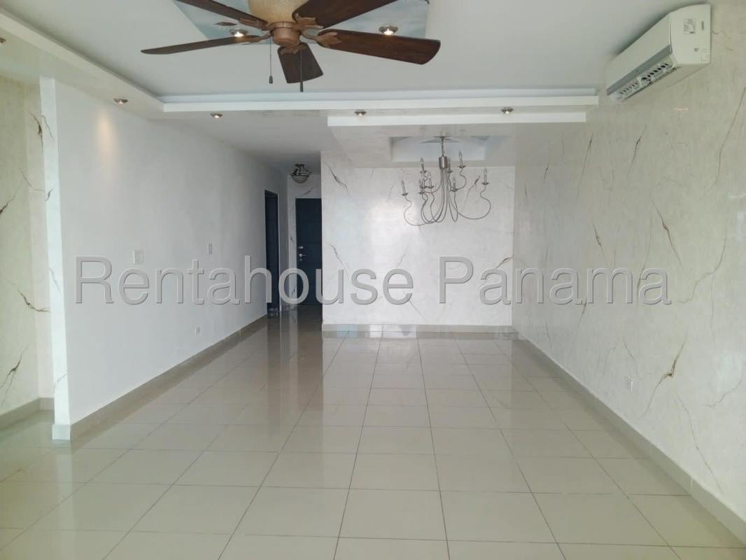 Multi-purpose bright room with large window and ceiling fan at PH Serenity Panama