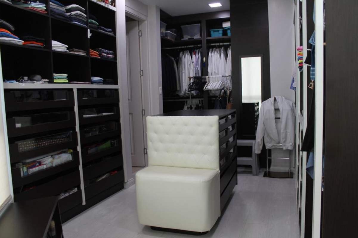 Spacious organized walk-in closet with island bench and shelving in PH The Point Punta Paitilla Panama