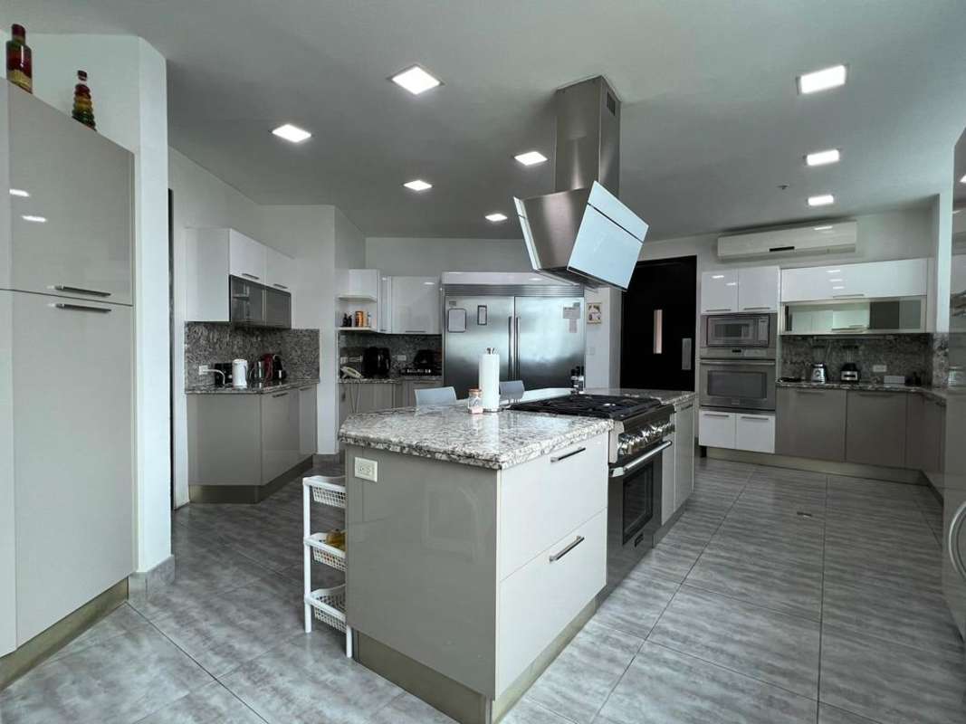 Spacious kitchen with granite island, stainless steel appliances, modern decor in PH The Point Punta Paitilla Panama