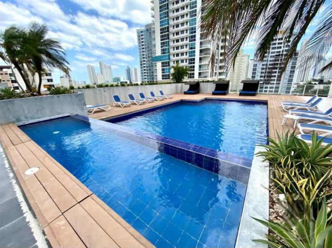Rooftop swimming pool and sun deck at PH Quadrat Panama City