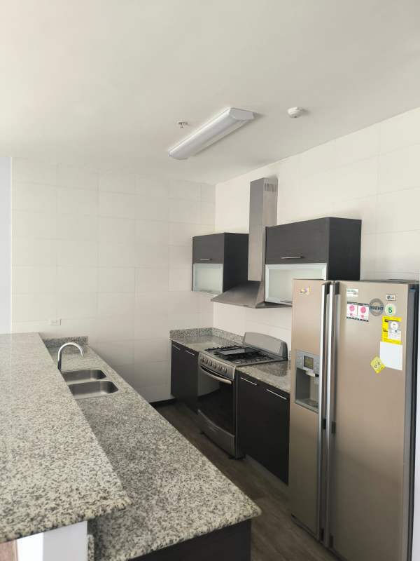 Modern open kitchen with granite countertops at PH Quadrat apartment Panama